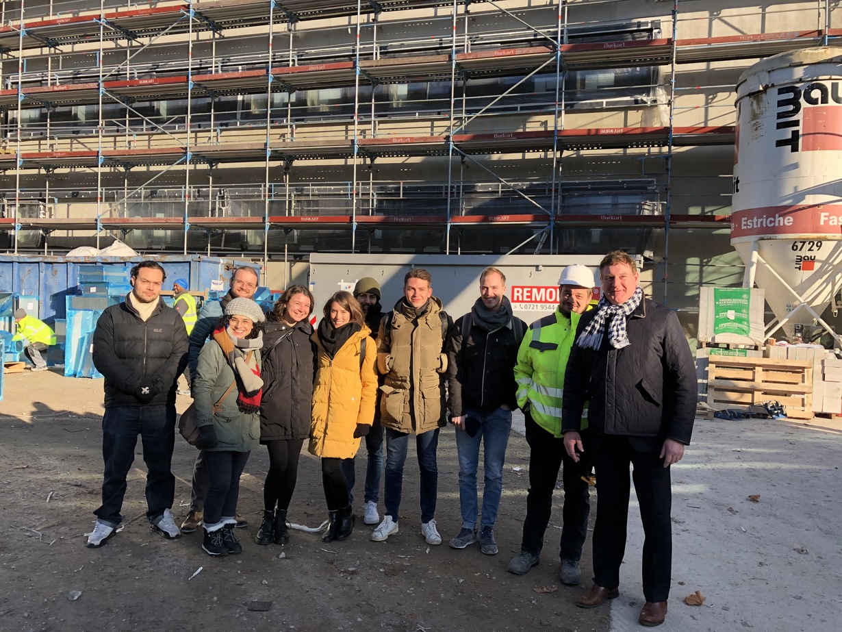 Studierende vor dem Städtischen Klinikum Karlsruhe